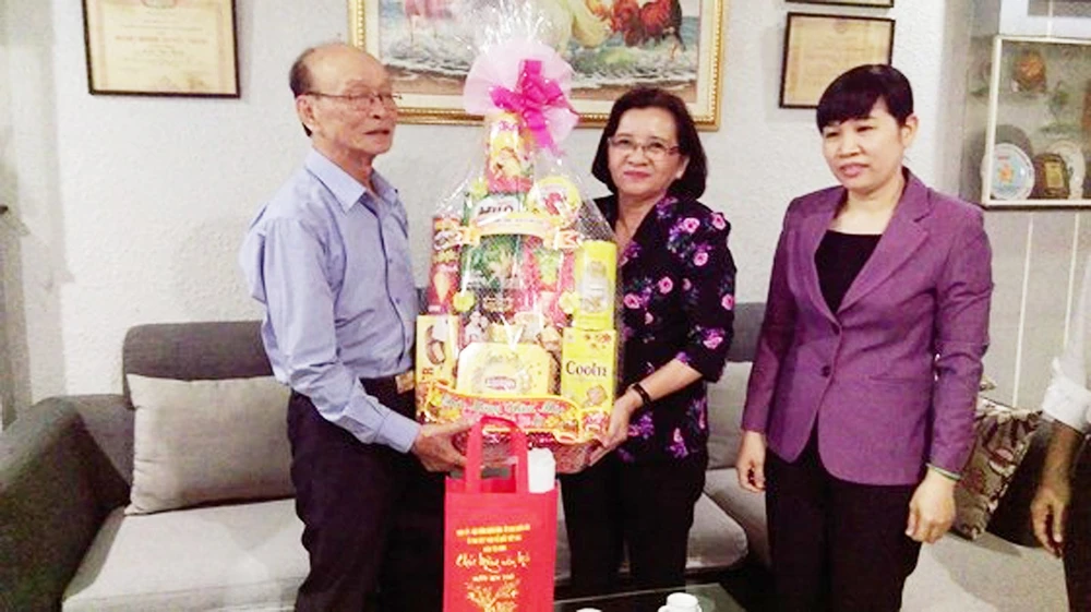 Mật thư viết trên cánh tay cô gái ảnh 2