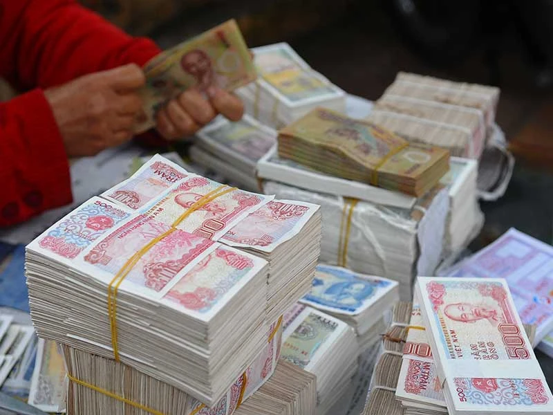 Tiền mới khan hiếm, phí đổi tiền lẻ ‘nhảy múa’ ảnh 2