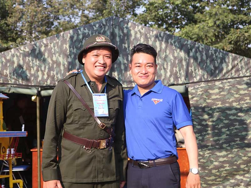 Nữ sinh tình nguyện lên đường tòng quân ảnh 2