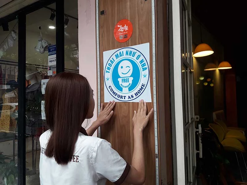 Hớt hải tìm nhà vệ sinh công cộng ở phố đi bộ ảnh 2 Hớt hải tìm nhà vệ sinh công cộng ở phố đi bộ ảnh 2