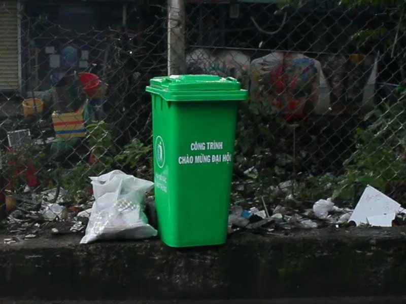 Đổ rác bậy còn hung hăng dọa đánh người khác ảnh 4