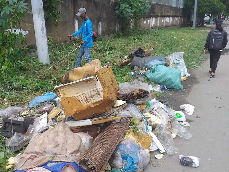 Người dân mong gắn camera, xử phạt người xả rác ảnh 2