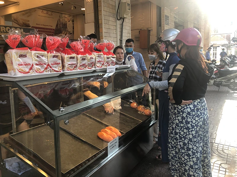 Cha đẻ bánh mì thanh long: Tôi sẽ làm bánh bơ, sầu riêng… ảnh 2 Cha đẻ bánh mì thanh long: Tôi sẽ làm bánh bơ, sầu riêng… ảnh 2