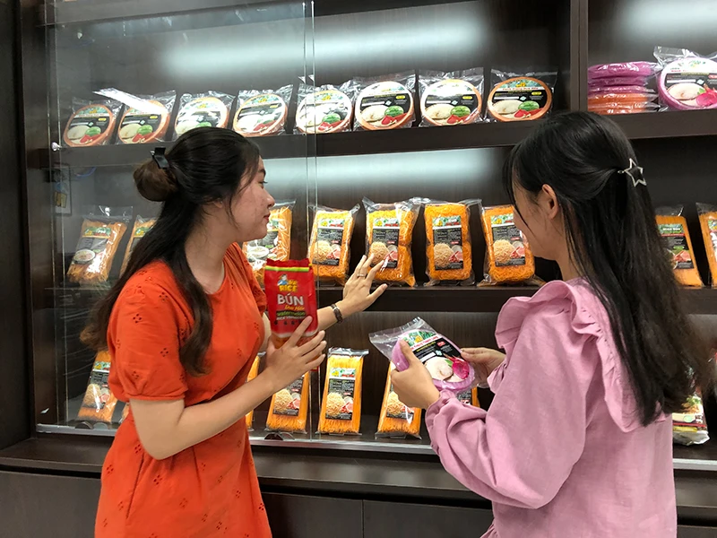 CEO làm bún dưa hấu, bánh tráng thanh long ảnh 2 CEO làm bún dưa hấu, bánh tráng thanh long ảnh 2