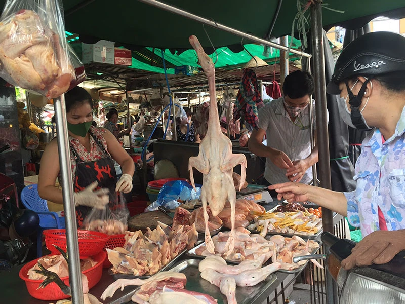 Gà ngoại có dấu hiệu phá giá tràn vào Việt Nam ảnh 2