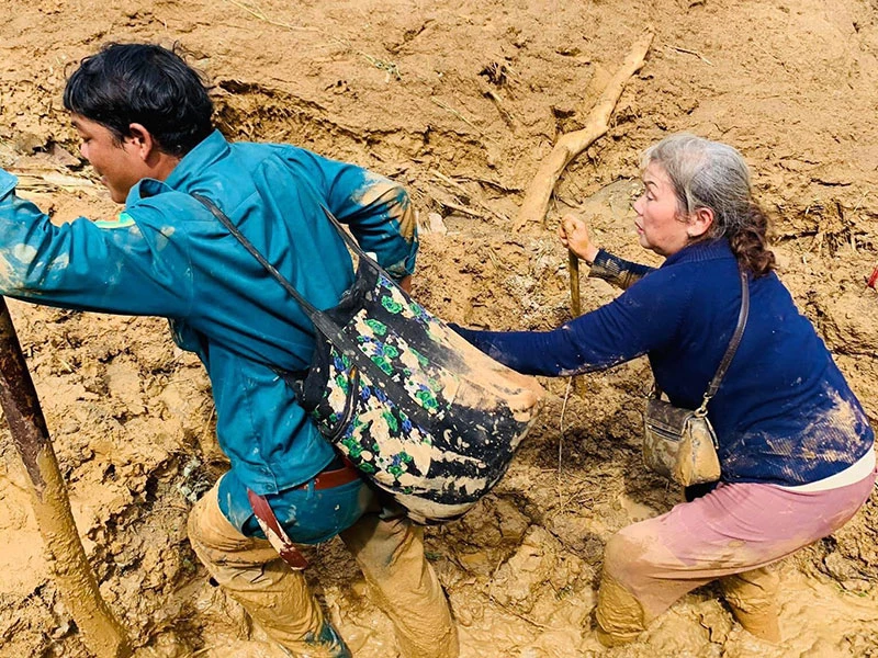 Triển khai mọi phương án để cứu người bị vùi lấp ảnh 4