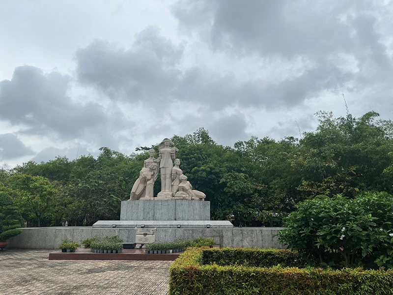 Tượng đài bất khuất ở khu di tích Ngã Ba Giồng.