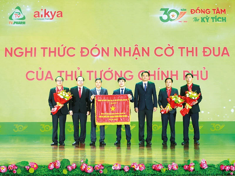 Tháng 10-2022, TV.PHARM kỷ niệm 30 năm thành lập và đón nhận cờ thi đua của Chính phủ.