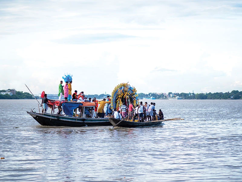 Kolkata, Ấn Độ ngày 5-10-2022. Ngâm tượng nữ thần Durga dưới sông sau khi hoàn thành lễ hội Durga puja. Ảnh: shutterstock