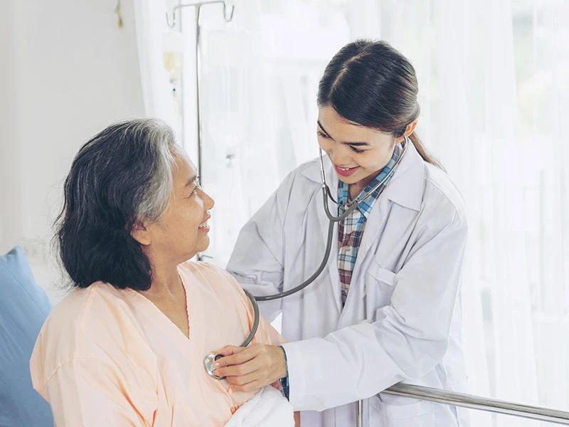 Mối quan hệ giữa bác sĩ và bệnh nhân không thể dùng máy móc thay thế. Ảnh minh họa: JCOMP/ FREEPIK Mối quan hệ giữa bác sĩ và bệnh nhân không thể dùng máy móc thay thế. Ảnh minh họa: JCOMP/ FREEPIK