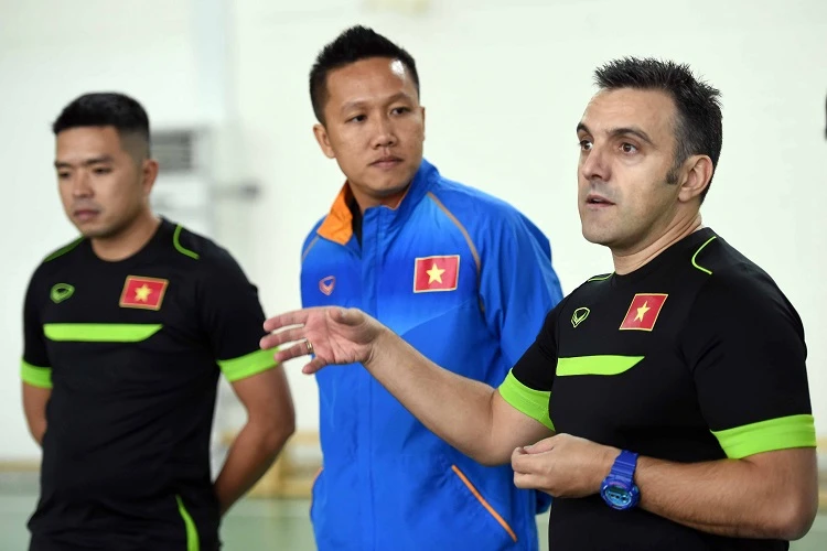 Lao vào giá lạnh tìm vé dự VCK World Cup ảnh 1