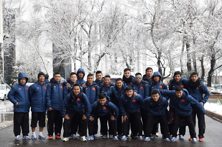 Lao vào giá lạnh tìm vé dự VCK World Cup ảnh 3