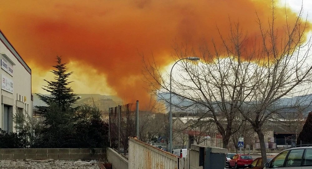 Khói độc bao trùm khắp thị trấn của Tây Ban Nha ảnh 1