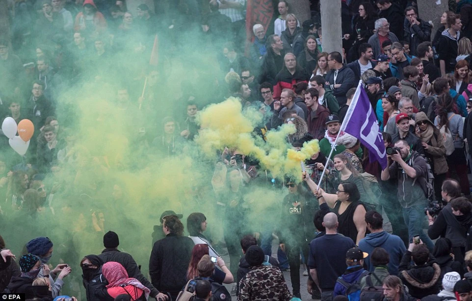 Cảnh sát Đức đổ máu' khi đối đầu 10.000 người biểu tình ảnh 11