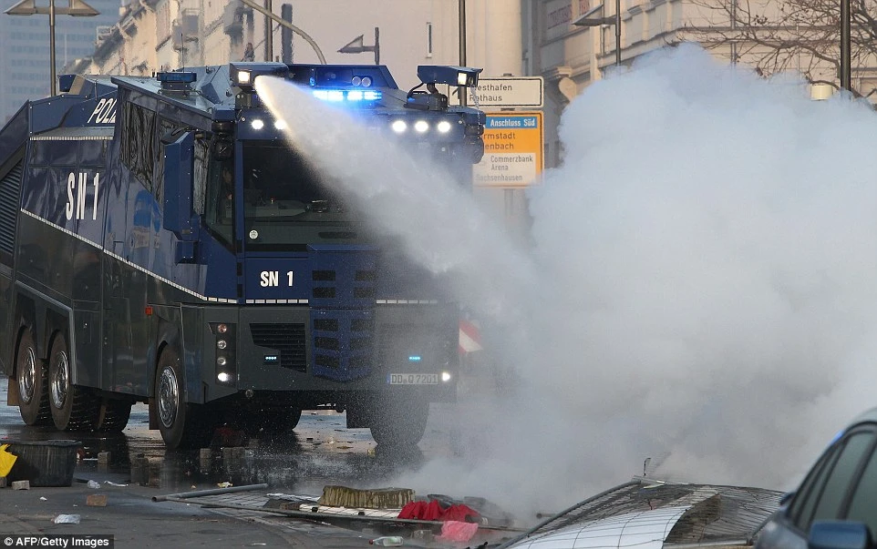 Cảnh sát Đức đổ máu' khi đối đầu 10.000 người biểu tình ảnh 7