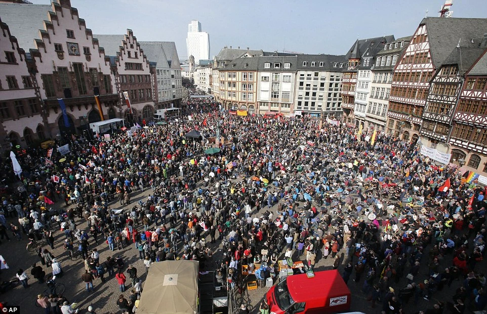 Cảnh sát Đức đổ máu' khi đối đầu 10.000 người biểu tình ảnh 9