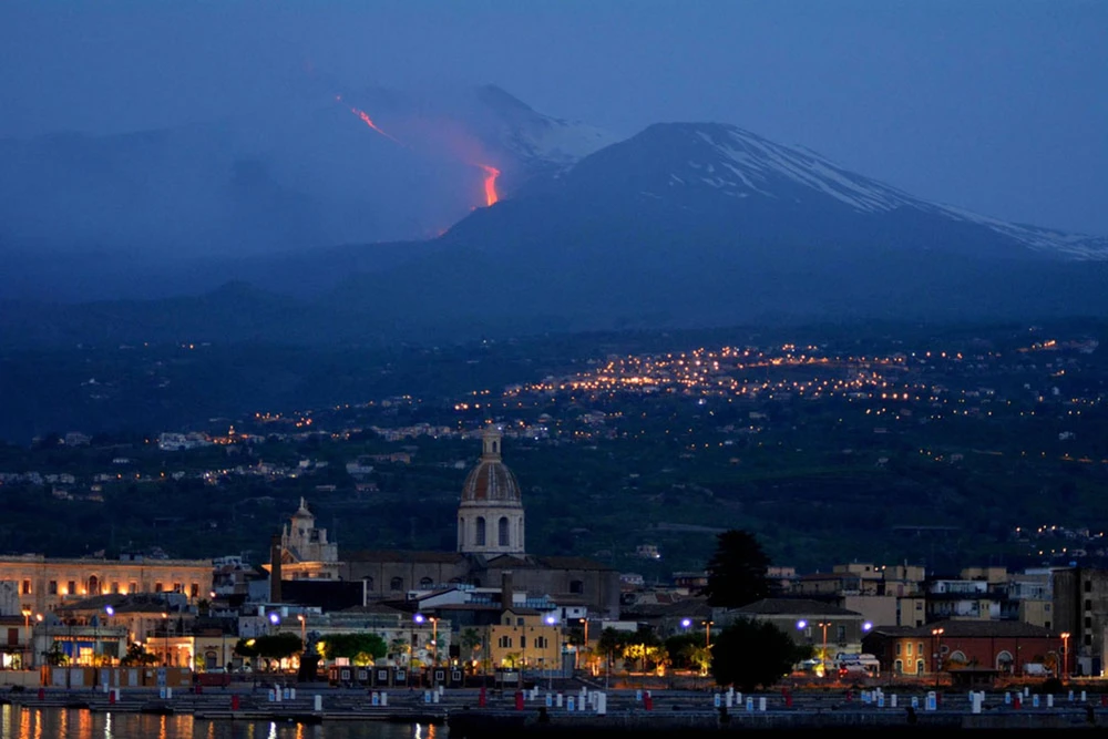 Núi lửa Edna phun nham thạch chói sáng trời đêm ảnh 2