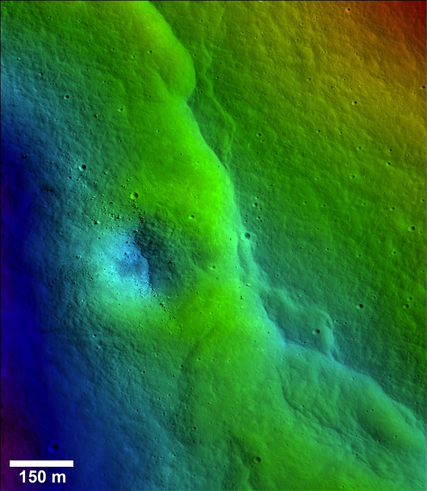 Mặt trăng xuất hiện vết đứt gãy do lực hút Trái đất ảnh 1