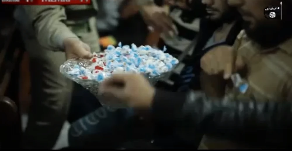 IS tổ chức phát kẹo ‘ăn mừng’ máy bay Nga rơi ảnh 1