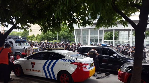 Cuộc tấn công khủng bố tại Indonesia đã kết thúc ảnh 4