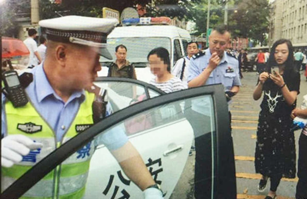 Thí sinh Trung Quốc bước vào kỳ thi đại học 'nghiêm ngặt nhất lịch sử' ảnh 3