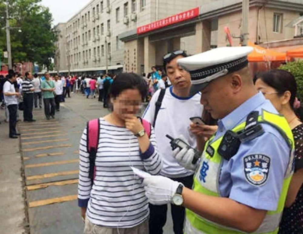 Thí sinh Trung Quốc bước vào kỳ thi đại học 'nghiêm ngặt nhất lịch sử' ảnh 2