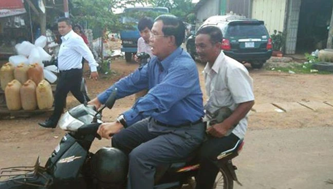 Ông Hun Sen không đội mũ bảo hiểm