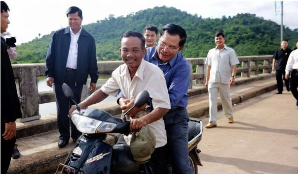 Thủ tướng Campuchia không đội mũ bảo hiểm