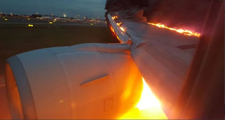 Máy bay cháy cánh tại Singapore