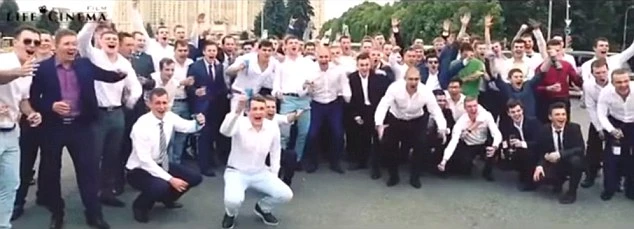 Hình ảnh thấy rõ mặt của các điệp viên mới này bị tung lên mạng.