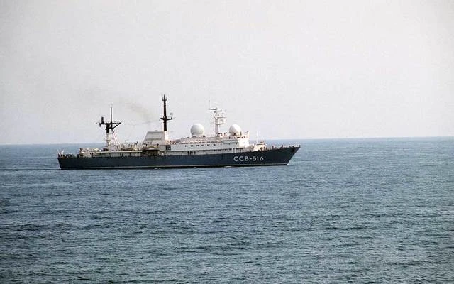 Một tàu do thám lớp Balzam của Nga thu thập thông tin tình báo một cuộc tập trận của NATO vào năm 1985. 