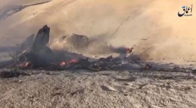 Trang tin Amaq công bố những hình ảnh của chiếc chiến đấu cơ Syria bị bắn rơi. Ảnh: Reuters