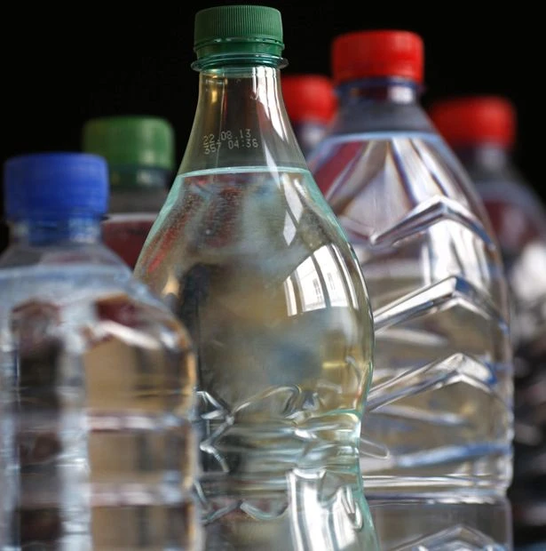 Nước suối tại Triều Tiên được quảng bá là có khả năng ngăn ngừa ung thư. Ảnh: Reuters