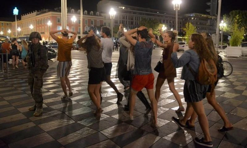 Người dân trên đường phố Nice được binh sĩ Pháp kiểm tra chặt an ninh sau vụ khủng bố. 