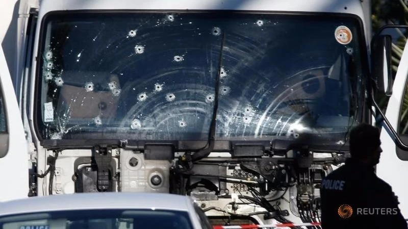 Cảnh sát đã bắn hơn 20 phát đạn để hạ gục tài xế chiếc xe tải tử thần tại Nice. 