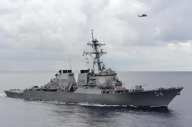Tàu khu trục USS Curtis Wilbur tuần tra tự do hàng hải trên Biển Đông hồi tháng 8-2015.