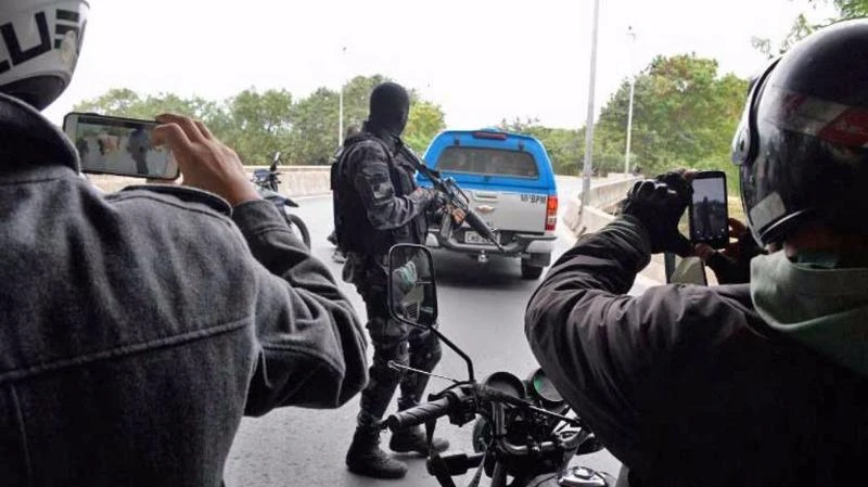 chiến dịch bắt giữ 10 đối tượng này đã huy động khoảng 130 sĩ quan cảnh sát