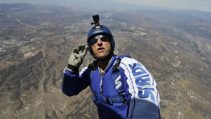 Vận động viên nhảy dù Luke Aikins.
