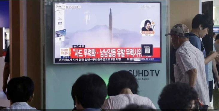 Người dân Hàn Quốc xem tin tức Triều Tiên phóng tên lửa tại ga tàu lửa ở Seoul. Ảnh: Yonhap