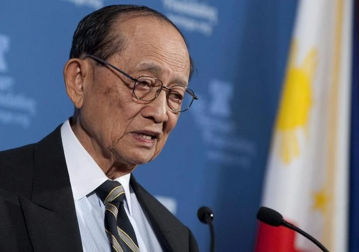 Cựu tổng thống Philippines Fidel Ramos lên đường đến Hong Kong để "gặp bạn cũ", xúc tiến đối thoại hai nước. Ảnh: AFP