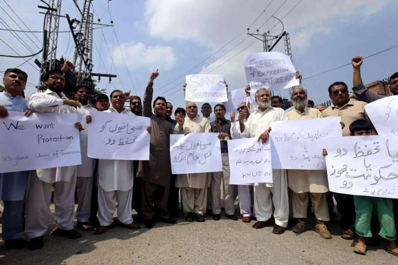 Các nhà báo biểu tình lên án vụ tấn công đẫm máu tại Peshawar, Pakistan. Ảnh: EPA