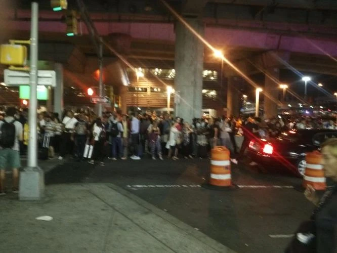 Hình ảnh các hành khách được sơ tán bên ngoài sân bay. Ảnh: Twitter