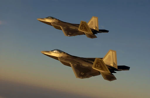2 chiếc F-22 của Mỹ đã đối mặt với hai máy bay Su-24 của không quân Syria trên vùng trời Hasakah.