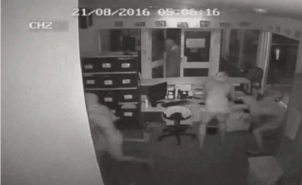 Hình ảnh chụp lại từ CCTV cho thấy bốn tên trộm đột nhập vào văn phòng trường Taminmin. (Ảnh chụp từ video)