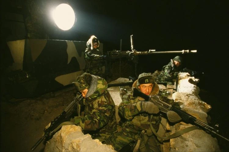 Bị chiếu đèn khiêu khích, Triều Tiên dọa 'bắn hạ không thương tiếc'