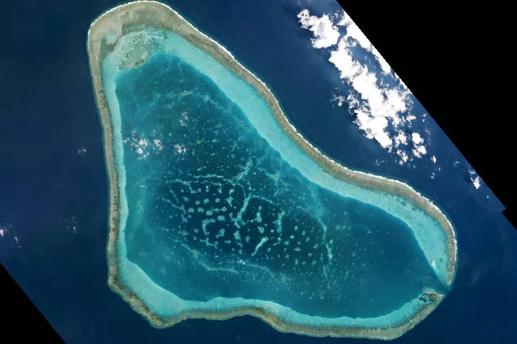 Ngày 4-9, phía Philippines cho biết họ “vô cùng lo ngại” khi có thêm nhiều tàu Trung Quốc xuất hiện gần bãi cạn Scarborough. Chính phủ Manila đã yêu cầu Đại sứ quán Trung Quốc sớm đưa ra lời giải thích cho sự gia tăng hiện diện của tàu bè Trung Quốc. Theo hãng tin Reuters, một máy bay quân sự Philippines đã được triển khai bay ngang qua bãi cạn Scarborough vào ngày 3-9 vừa qua. Phi công đã phát hiện khu vực bãi cạn mà Trung Quốc phong tòa bất ngờ có nhiều tàu bè hơn bình thường. Thông tin được xác nhận bởi Bộ trưởng Quốc phòng Philippines Delfin Lorenzana. Ảnh chụp bãi cạn Scarborough vào tháng 3-2016 được phát trong một buổi hội thảo. Ảnh: Reuters “Có 4 tàu hải cảnh và 6 tàu khác, bao gồm cả tàu kéo, của Trung Quốc đã xuất hiện tại bãi cạn Scarborough. Việc không chỉ tàu hải cảnh mà còn có nhiều loại tàu bè khác xuất hiện tại khu vực này khiến chúng tôi vô cùng lo ngại”, Bộ trưởng Quốc phòng Philippines thông báo cho các phóng viên qua tin nhắn. Ông Lorenzana cho biết, Bắc Kinh hồi đầu năm 2016 đã cố gửi tàu nạo vét đến bãi cạn Scarborough. Tuy nhiên đến nay, vẫn chưa có dấu hiệu nào đủ rõ để cho thấy Trung Quốc đang xây đắp đảo nhân tạo tại khu vực. “Hiện chúng tôi vẫn chưa rõ liệu các tàu kéo này là bước chuẩn bị cho hoạt động nạo hút xây đảo nhân tạo hay không. Nếu họ cố xây dựng bất kỳ thứ gì tại Scarborough, nó sẽ có tác động vô cùng lớn đối với tình hình an ninh tại đây”, ông Lorenzana cho biết.