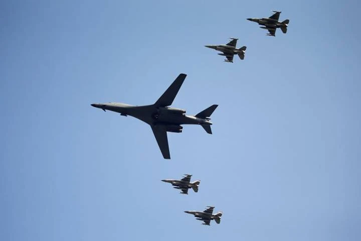 Máy bay ném bom Mỹ bay cách biên giới Triều Tiên 77km