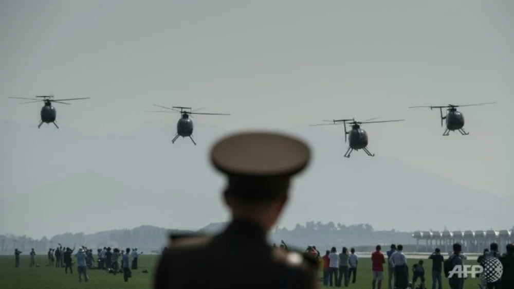 Triều Tiên rầm rộ biểu diễn máy bay, trực thăng quân sự