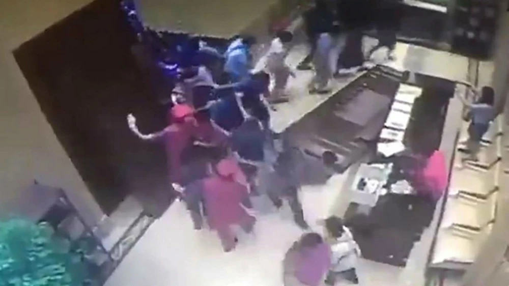 Tranh mua nhà rẻ, dân Trung Quốc ‘quậy tung’ khách sạn