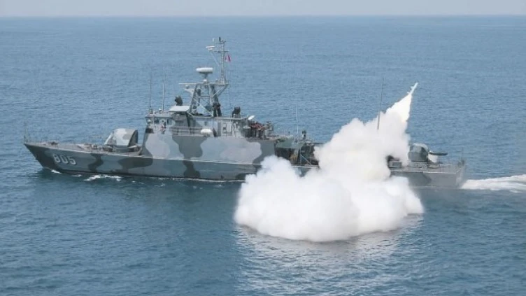 Một tàu chiến Indonesia phóng tên lửa chống tàu C-802 trong một cuộc tập trận. Ảnh: IHS Jane’s
